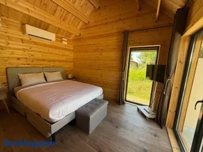 Chalet en bois indépendant, terrasse et accès piscine - Image 3