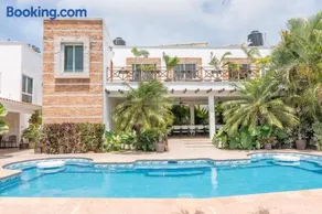 Five bedroom Private house with pool in Chetumal - Image 1