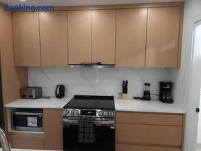 Vancouver Townhouse Getaway Modern 2BR with Balcony - Image 3