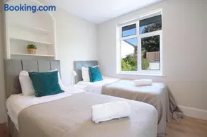 Stylish Salcombe Townhouse - Walk to Beach & Town, Garden, Log Burner, Pet-Friendly & 2 Free Parking Spaces - Sleeps 6 - Image 4