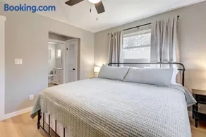 Beautiful 3 BR/2 Bath Very Close to IU & Downtown - Image 4