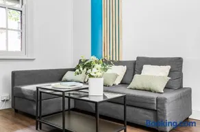 3 Bedroom House- Millers Point Good for 8 Guests - Image 2