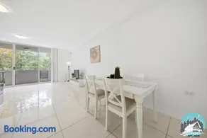Stylish 2B Retreat with Parking - Image 3