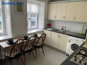 Queen Anne Court-FREE PARKING By Prescott Apartments - Image 5