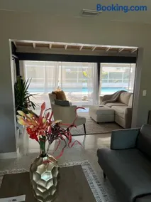 Modern house with pool near Downtown - Image 1