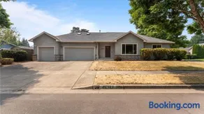 Evergreen Haven - Spacious Retreat Near the Best of Eugene - Image 1