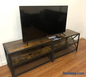 Large apartment, sleeps up to 8 people comfortably, direct NYC Manhattan train only 5 minute walk away - Image 3