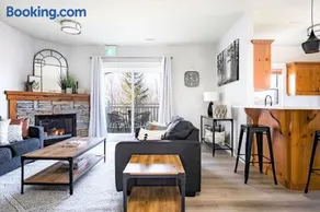 Beautiful & Bright 3 Bed Townhome Near Village - Image 2
