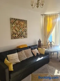 Spacious two bedroom flat, central location - Image 3
