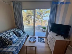 Seafront flat with indoor pool with stunning views - Image 2