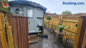Blue bells Small but quirky & Cozy Shepherd's Hut - Image 3