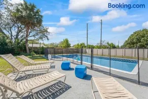Oversized 4bed + Converted Bedroom, HEATED Pool + Hot Tub - Image 3