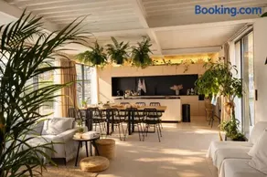 Villa de Diseño con Piscina Privada - Image 2