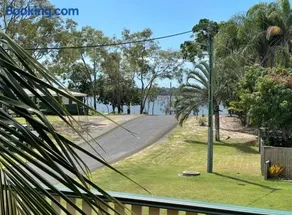 Baybreeze in Burrum Heads with sea views - Image 1