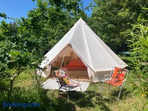 Tente cloche dans un jardin naturel et bucolique - Image 1