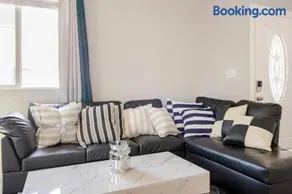 Modern 3 Bedroom Home Near SoFi Stadium LAX and Downtown LA Comfortable Stay Sleeps 6 - Image 3