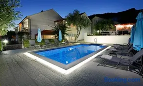 Apartments Šemper - HEATED POOL - Image 2