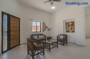3 bedrooms home one block from the beach with pool, very central location - Image 4