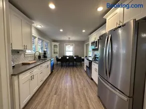 Lux Home, pet friendly,fully fenced - Image 3