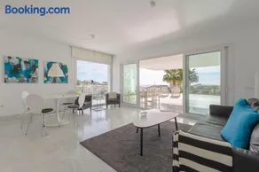Nice apartment with a sunny terrace - Image 2