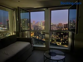 Penthouse with O2 Arena View, Free Parking & Portable AC - Image 3