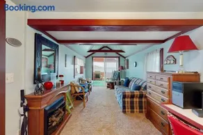 Secluded lakefront cottage great views, dock & boat launch - Image 4