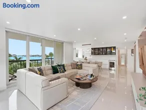 Exclusive Lakefront Luxury in Boca Raton - Image 1
