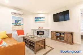 Walk 2 Beach, Parking, AC, WD,15min2LAX,Remodel - Image 1