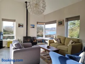 Lakeside house - Image 1