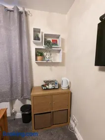 Large Cosy Room to Stay in South Reading - Image 3