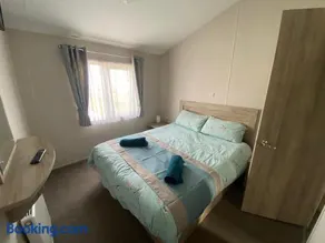 The Retreat 1 - Hot tub Lodge, pet friendly, WiFi & bed linen- Golden Palm Resort - Meadow Lakes Caravan & Lodge Hire - Image 4