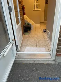 Toronto 4 BR House with BBQ for 2-7 Guests - Image 2
