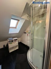Chambre avec salle de douche - Maison familiale - Image 2