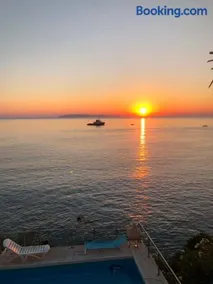 Exclusive Seaside Retreat with Shared Pool & Private Beach Access - Image 4