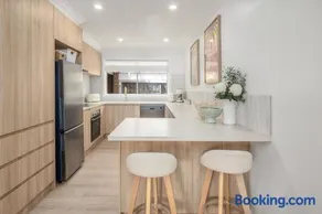 5 min walk to beach, 5 min drive to shops - Image 1