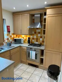 Spacious 2 Bedroom Apartment in Ascot - Image 2