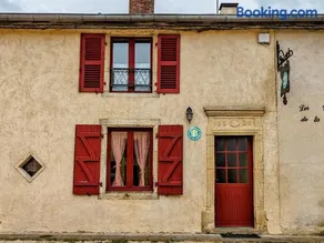 Gîte confortable à Halles-sous-les-Côtes avec cheminée et terrasse - Image 1