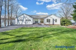 6 BD Smith Mountain Lakefront Escape Sunset - Image 1