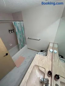 Lower Suite- 10 minutes away from airport - Image 3