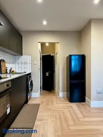 Stylish and Bright 1 Bedroom Flat - Image 3
