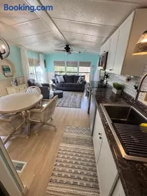 Charming 1 Bed 1 Bath Cottage in wonderful Sun Outdoors Sarasota that sleeps 6 - Image 2