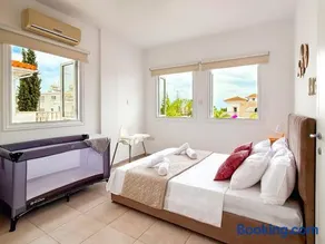 Sunny Villa with Hot Tub, Garden and 2 Bedrooms, 5 Minutes to the Beach - Image 5