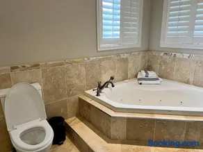 5 acre Luxury estate 15 min from Niagara Falls - Image 1