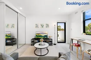 Modern & Spacious Studio Near Parramatta CBD - Image 2