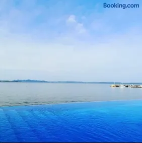 Mobile villa by the sea with a pool - Image 2