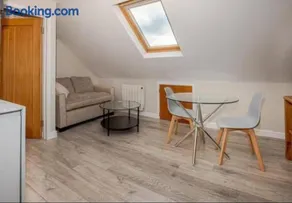 One Bed Flat Close to Station & River FREE PARKING - Image 5