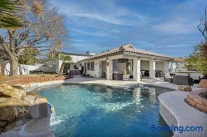 Ultimate Vacation: A Luxurious Oasis with a Pool! - Image 1