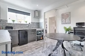 Lavish Rayleigh Apartment - LMV Property - Image 3