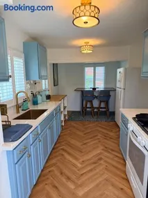5 Minute Walk To Sofi Art Deco Beach Themed Cottage - Image 3