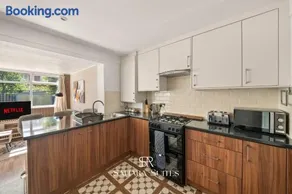 Spacious 4BR Reading House - Sleeps 8 - Free Parking - Image 3